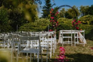 uroczystosc_slubna_w_plenerze